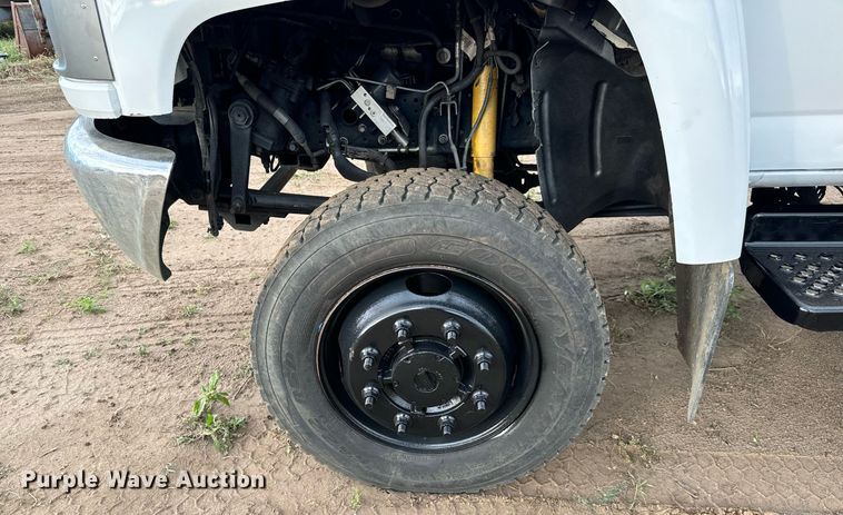 image for item LG9028 2005 GMC C5500 flatbed truck