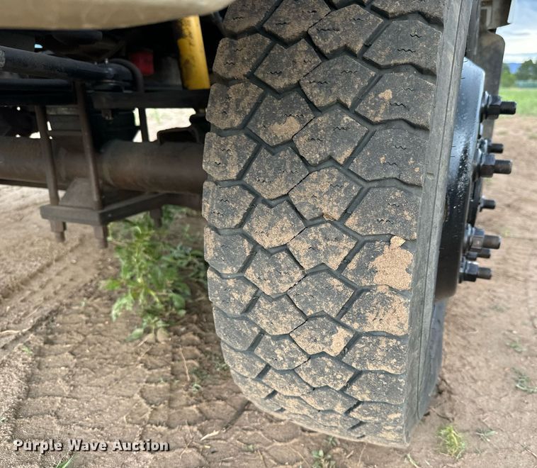 image for item LG9028 2005 GMC C5500 flatbed truck