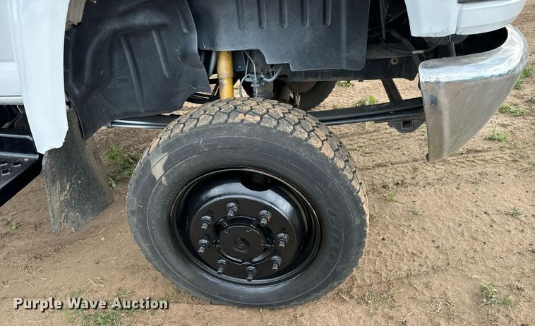 image for item LG9028 2005 GMC C5500 flatbed truck