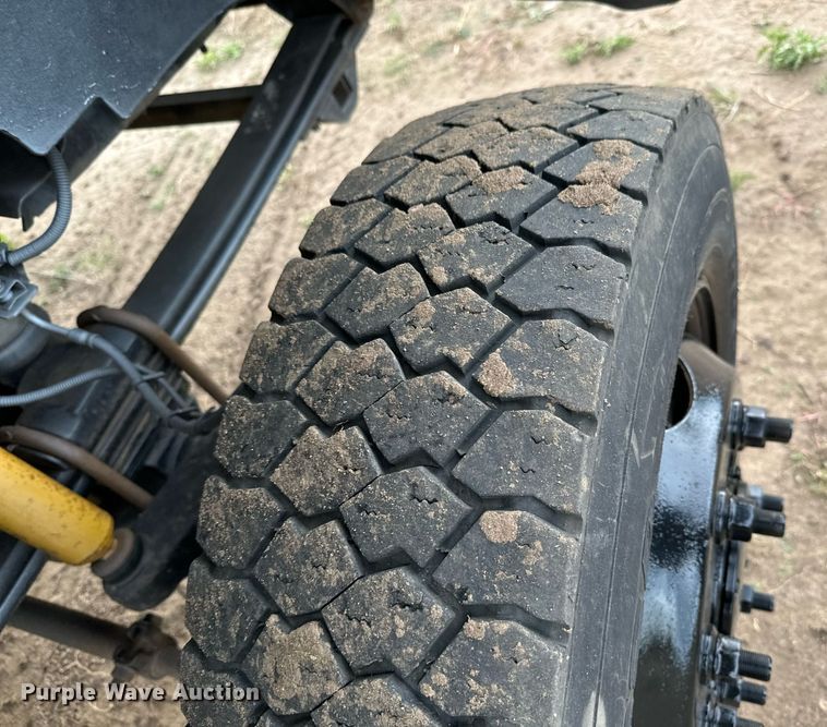 image for item LG9028 2005 GMC C5500 flatbed truck