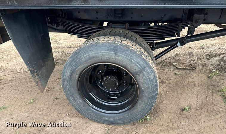 image for item LG9028 2005 GMC C5500 flatbed truck