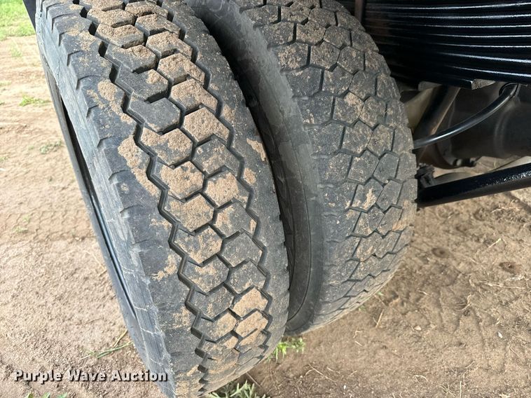 image for item LG9028 2005 GMC C5500 flatbed truck