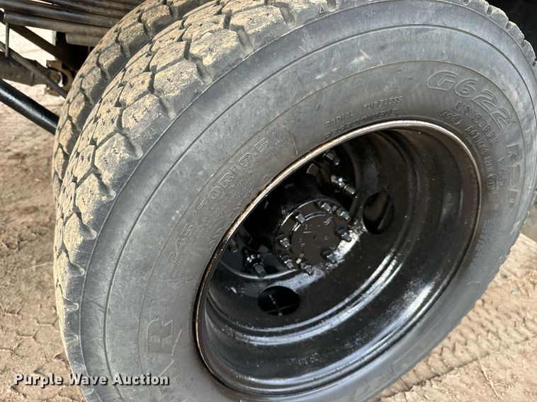 image for item LG9028 2005 GMC C5500 flatbed truck