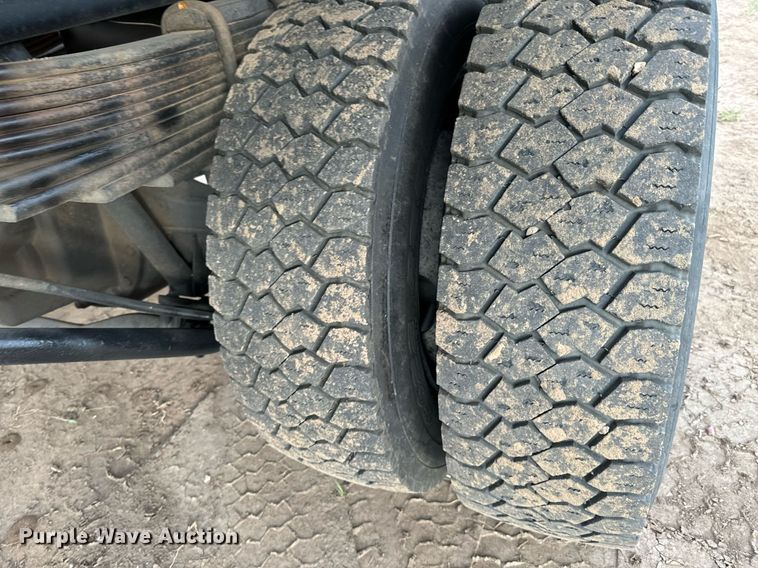 image for item LG9028 2005 GMC C5500 flatbed truck