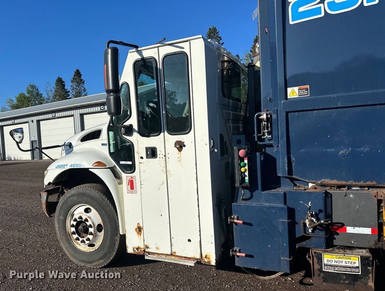 image for item LR9470 2010 International  DuraStar 4400 refuse truck