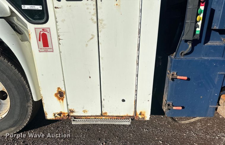 image for item LR9470 2010 International  DuraStar 4400 refuse truck