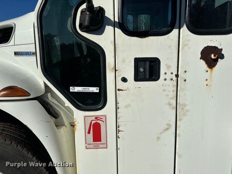 image for item LR9470 2010 International  DuraStar 4400 refuse truck