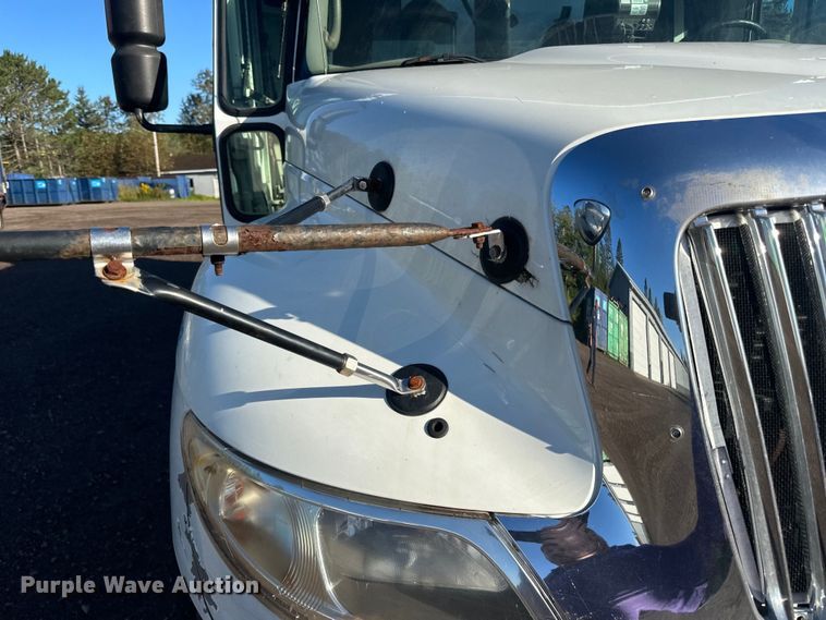 image for item LR9470 2010 International  DuraStar 4400 refuse truck