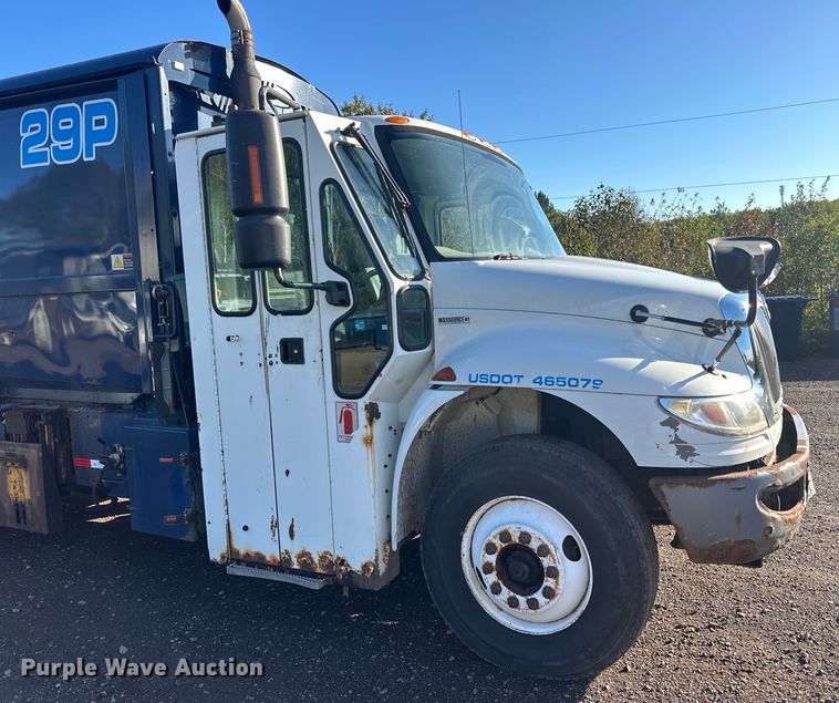 image for item LR9470 2010 International  DuraStar 4400 refuse truck