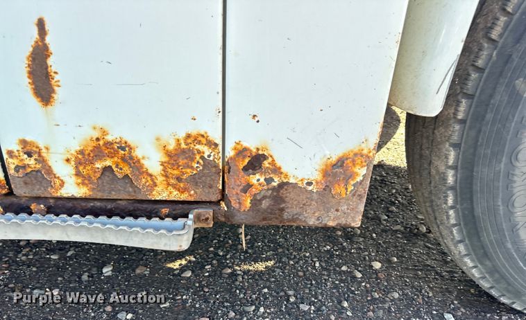 image for item LR9470 2010 International  DuraStar 4400 refuse truck