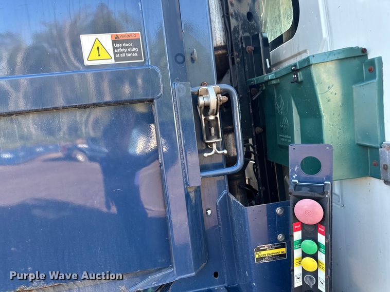 image for item LR9470 2010 International  DuraStar 4400 refuse truck