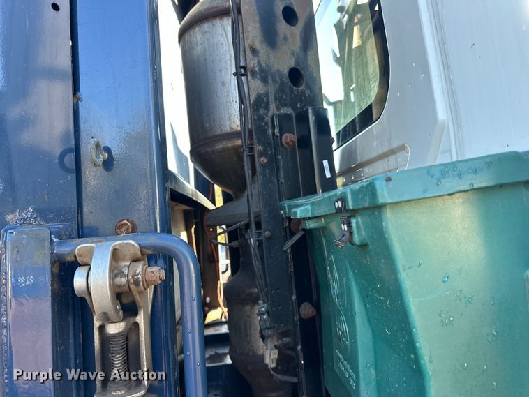 image for item LR9470 2010 International  DuraStar 4400 refuse truck