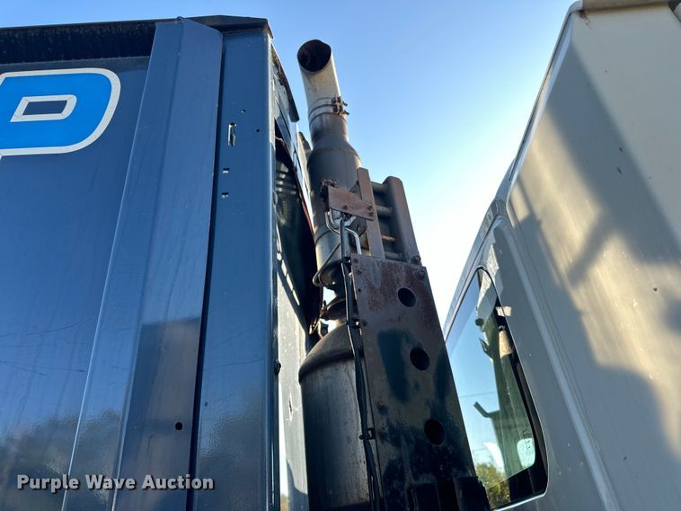 image for item LR9470 2010 International  DuraStar 4400 refuse truck