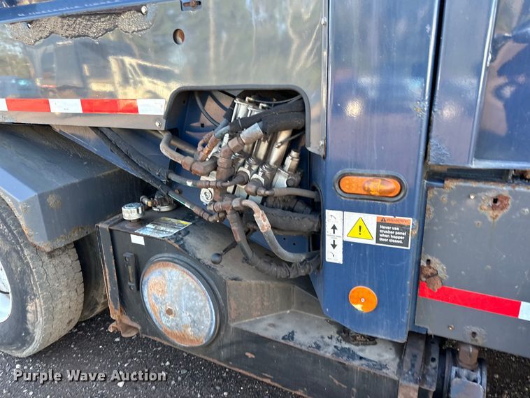 image for item LR9470 2010 International  DuraStar 4400 refuse truck