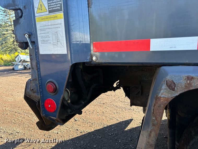 image for item LR9470 2010 International  DuraStar 4400 refuse truck