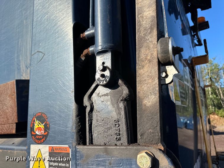 image for item LR9470 2010 International  DuraStar 4400 refuse truck