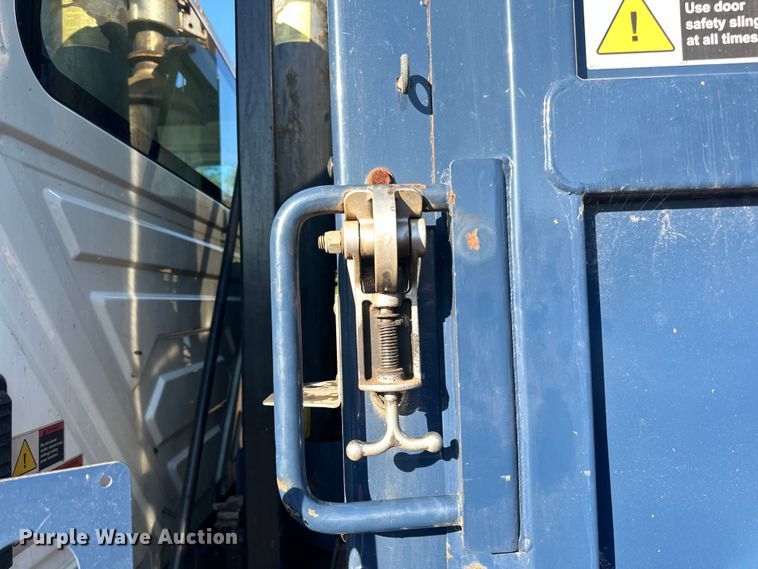 image for item LR9470 2010 International  DuraStar 4400 refuse truck