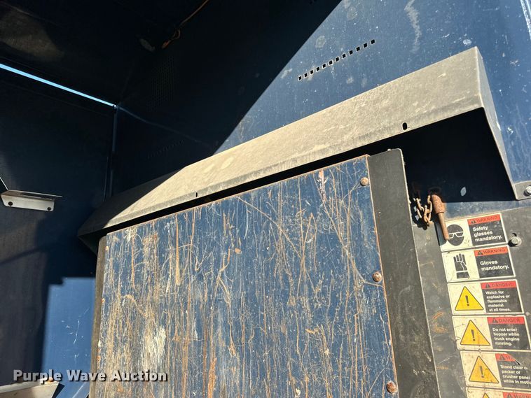 image for item LR9470 2010 International  DuraStar 4400 refuse truck