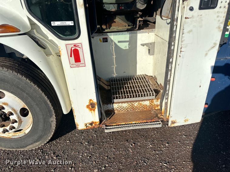 image for item LR9470 2010 International  DuraStar 4400 refuse truck