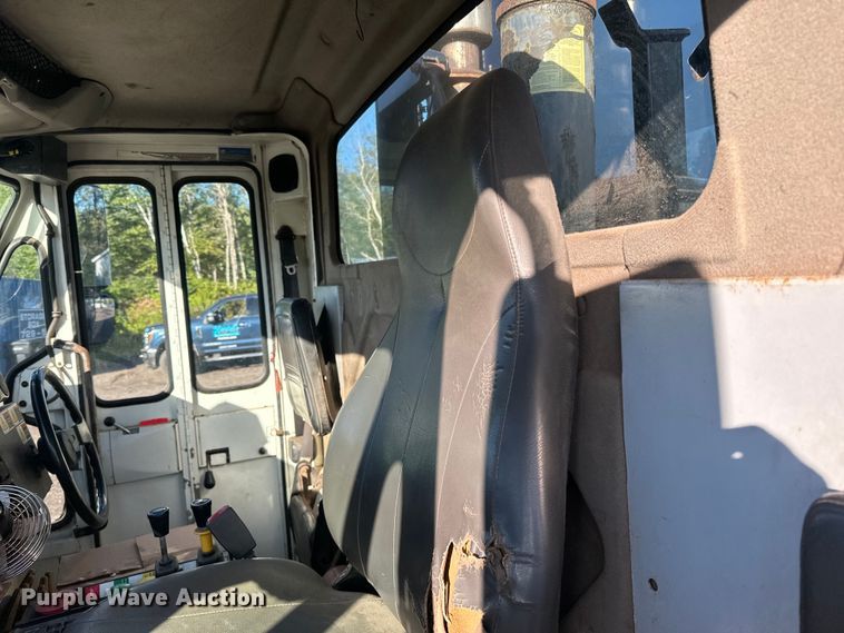 image for item LR9470 2010 International  DuraStar 4400 refuse truck