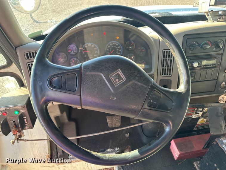 image for item LR9470 2010 International  DuraStar 4400 refuse truck