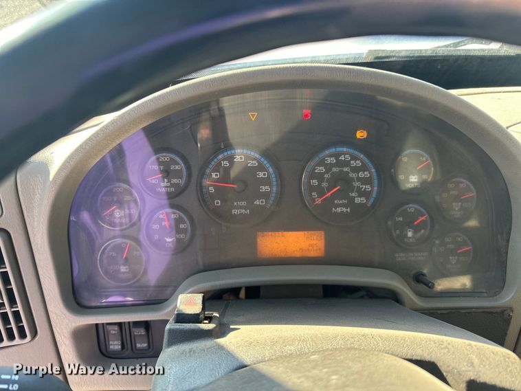 image for item LR9470 2010 International  DuraStar 4400 refuse truck