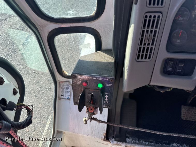 image for item LR9470 2010 International  DuraStar 4400 refuse truck