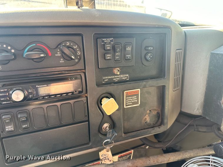 image for item LR9470 2010 International  DuraStar 4400 refuse truck