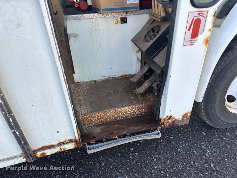 image for item LR9470 2010 International  DuraStar 4400 refuse truck