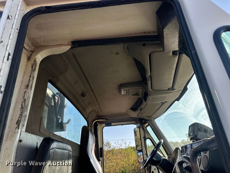 image for item LR9470 2010 International  DuraStar 4400 refuse truck