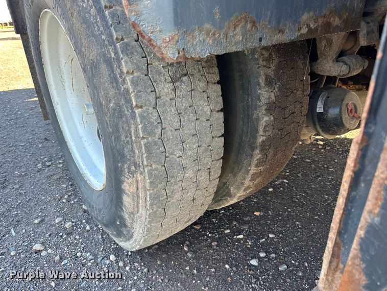 image for item LR9470 2010 International  DuraStar 4400 refuse truck