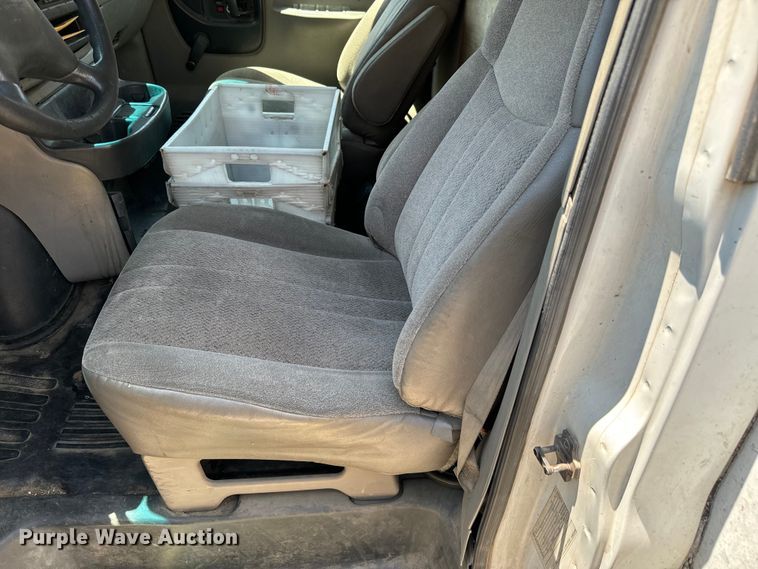 image for item MU9848 1998 Chevrolet  Express G3500 box truck