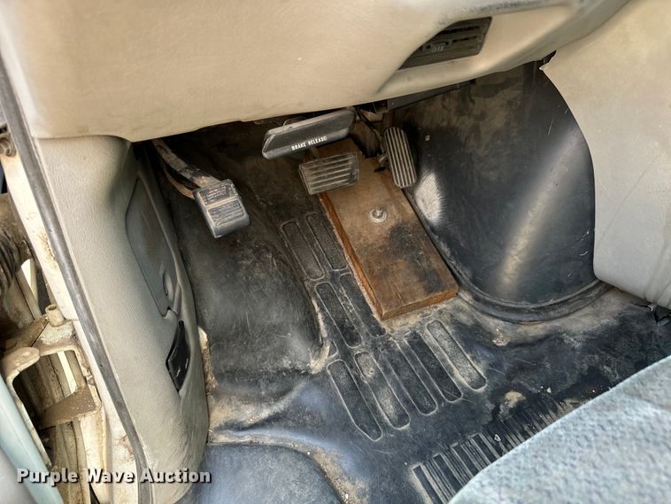 image for item MU9848 1998 Chevrolet  Express G3500 box truck