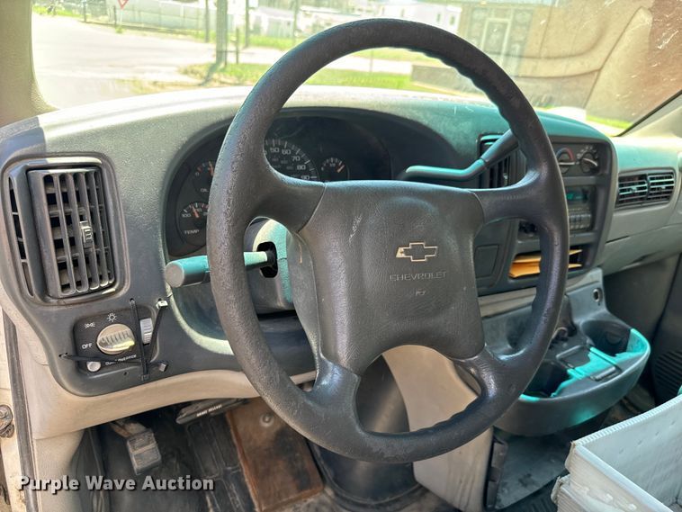 image for item MU9848 1998 Chevrolet  Express G3500 box truck