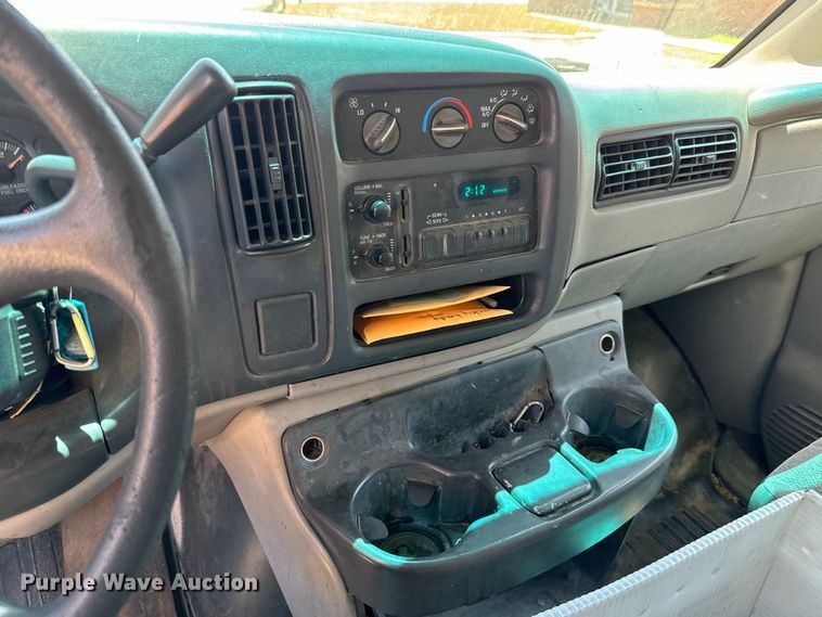 image for item MU9848 1998 Chevrolet  Express G3500 box truck