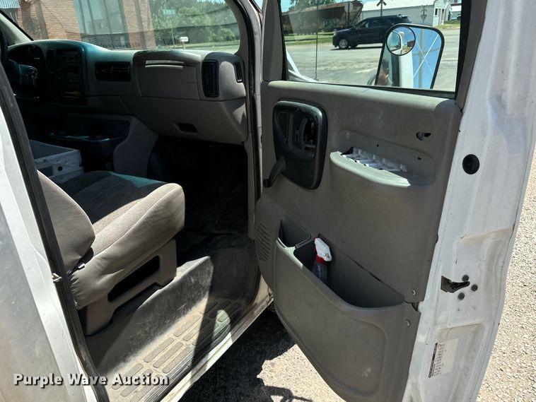 image for item MU9848 1998 Chevrolet  Express G3500 box truck