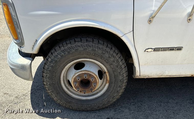 image for item MU9848 1998 Chevrolet  Express G3500 box truck