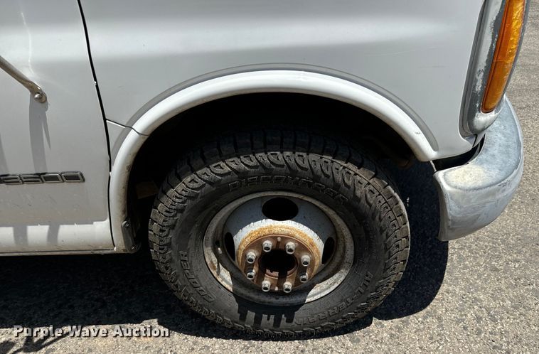 image for item MU9848 1998 Chevrolet  Express G3500 box truck