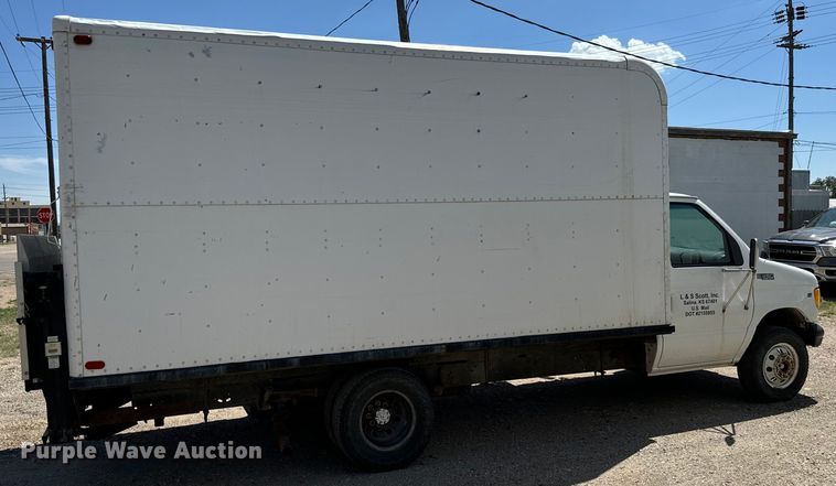 image for item MU9851 2000 Ford E350 Super Duty box truck