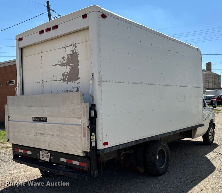 image for item MU9851 2000 Ford E350 Super Duty box truck