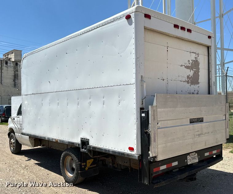 image for item MU9851 2000 Ford E350 Super Duty box truck