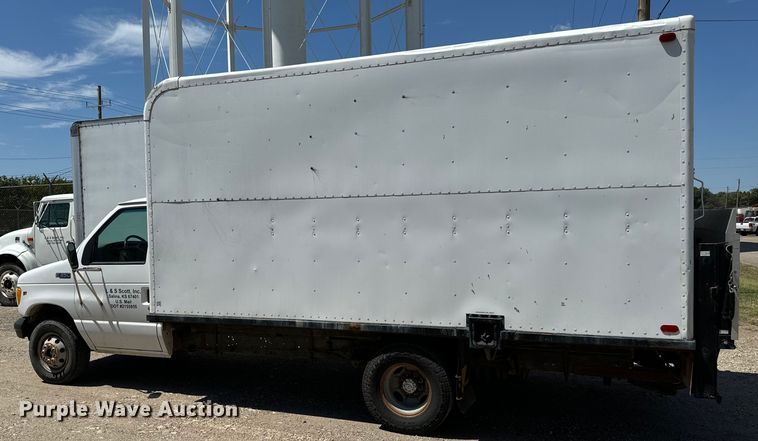 image for item MU9851 2000 Ford E350 Super Duty box truck