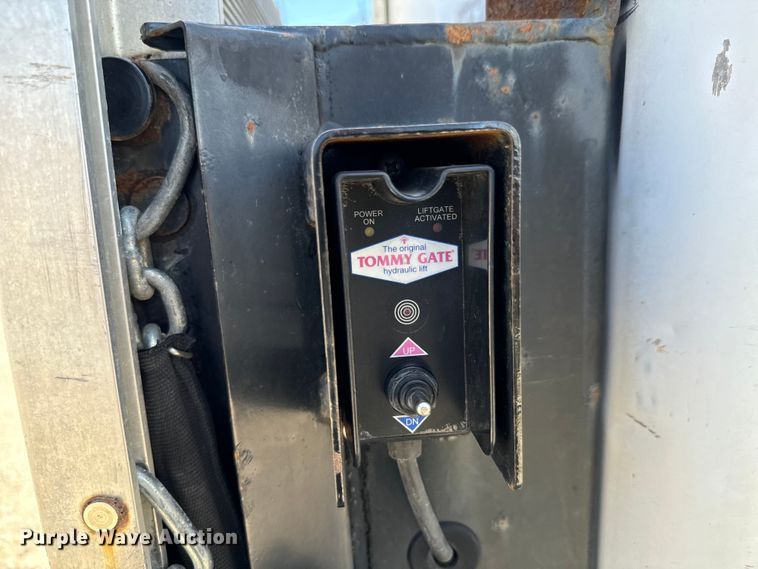 image for item MU9851 2000 Ford E350 Super Duty box truck