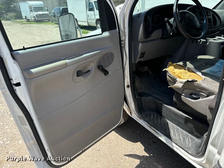 image for item MU9851 2000 Ford E350 Super Duty box truck