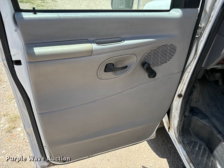 image for item MU9851 2000 Ford E350 Super Duty box truck