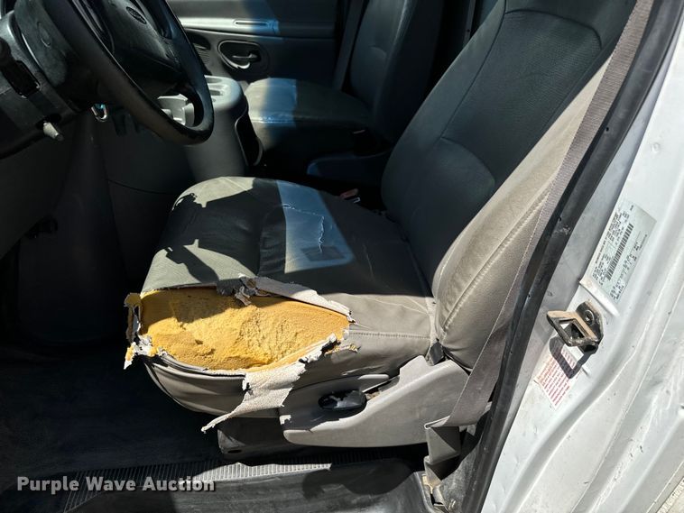 image for item MU9851 2000 Ford E350 Super Duty box truck