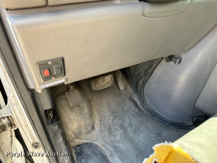 image for item MU9851 2000 Ford E350 Super Duty box truck