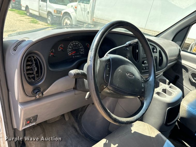 image for item MU9851 2000 Ford E350 Super Duty box truck