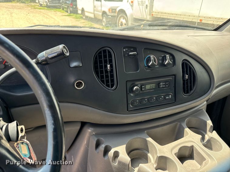 image for item MU9851 2000 Ford E350 Super Duty box truck