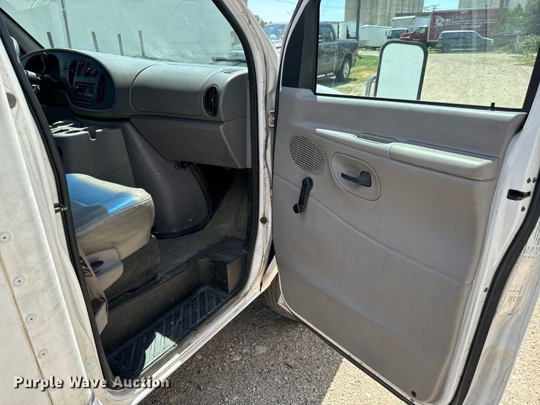 image for item MU9851 2000 Ford E350 Super Duty box truck